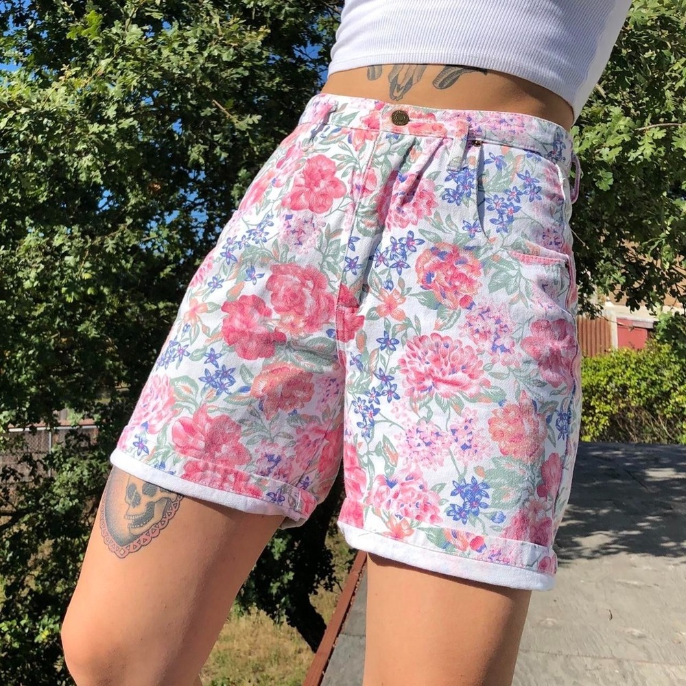 Vintage Not Guilty Mom Shorts Denim Floral white pink blue‎ Size Medium